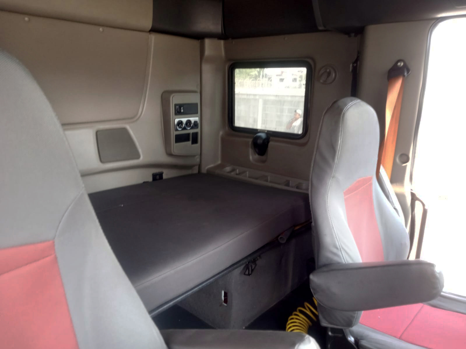 Interior asientos y litera cama International Pro Star 2017 a la venta usado seminuevo en Grupo Bajío