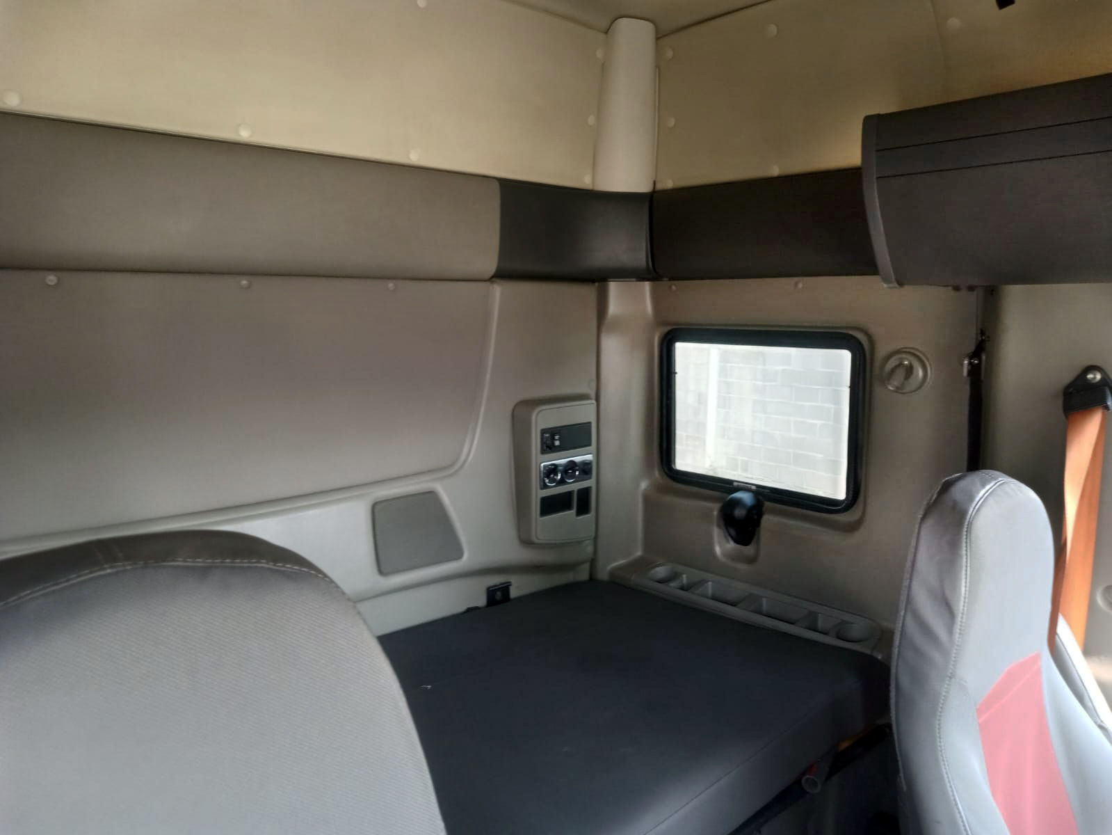 Interior asientos y litera cama International Pro Star 2017 a la venta usado seminuevo en Grupo Bajío
