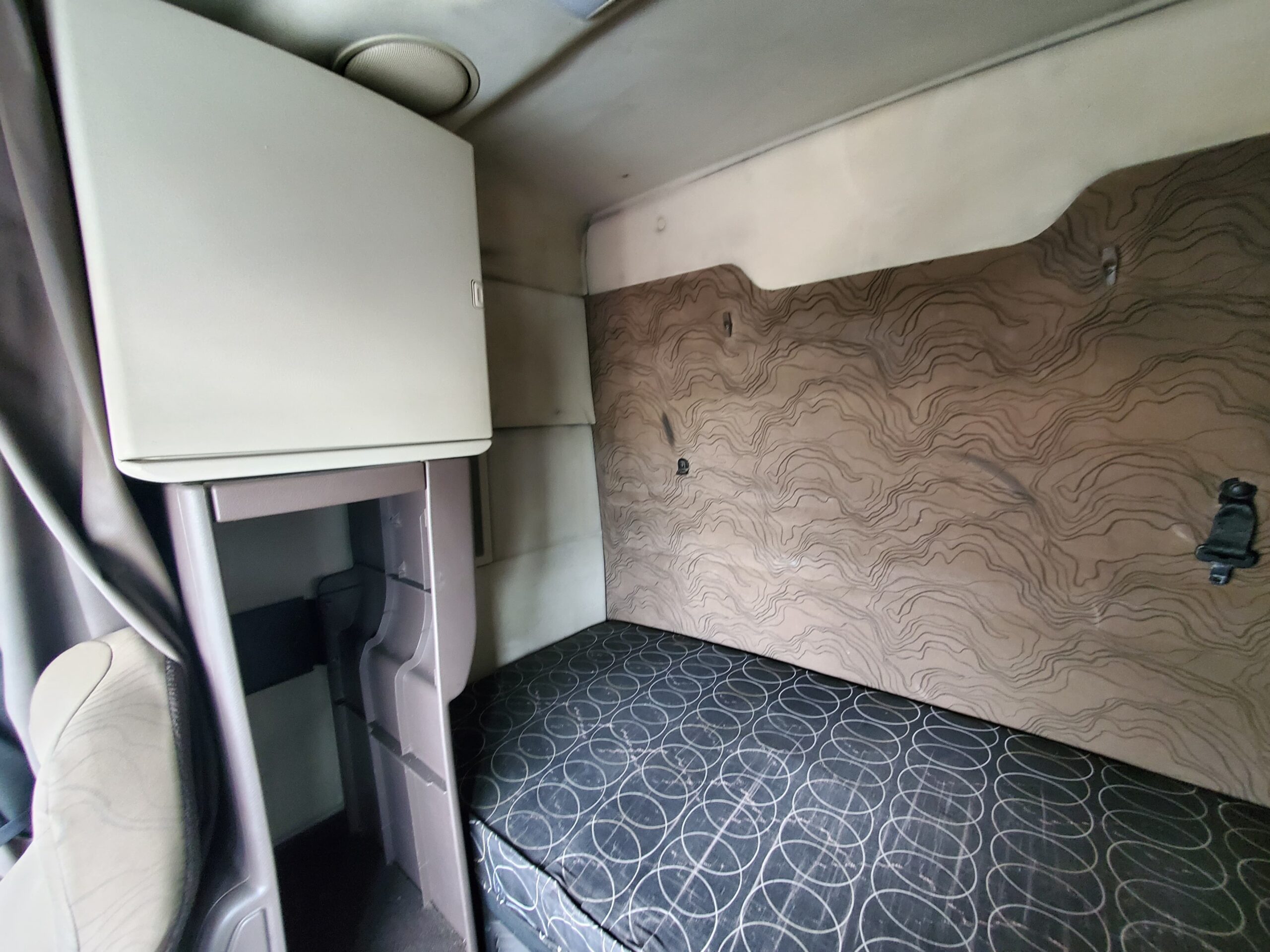 Interior de cabina y litera cama del Volvo 630 2013 en venta seminuevo o usado